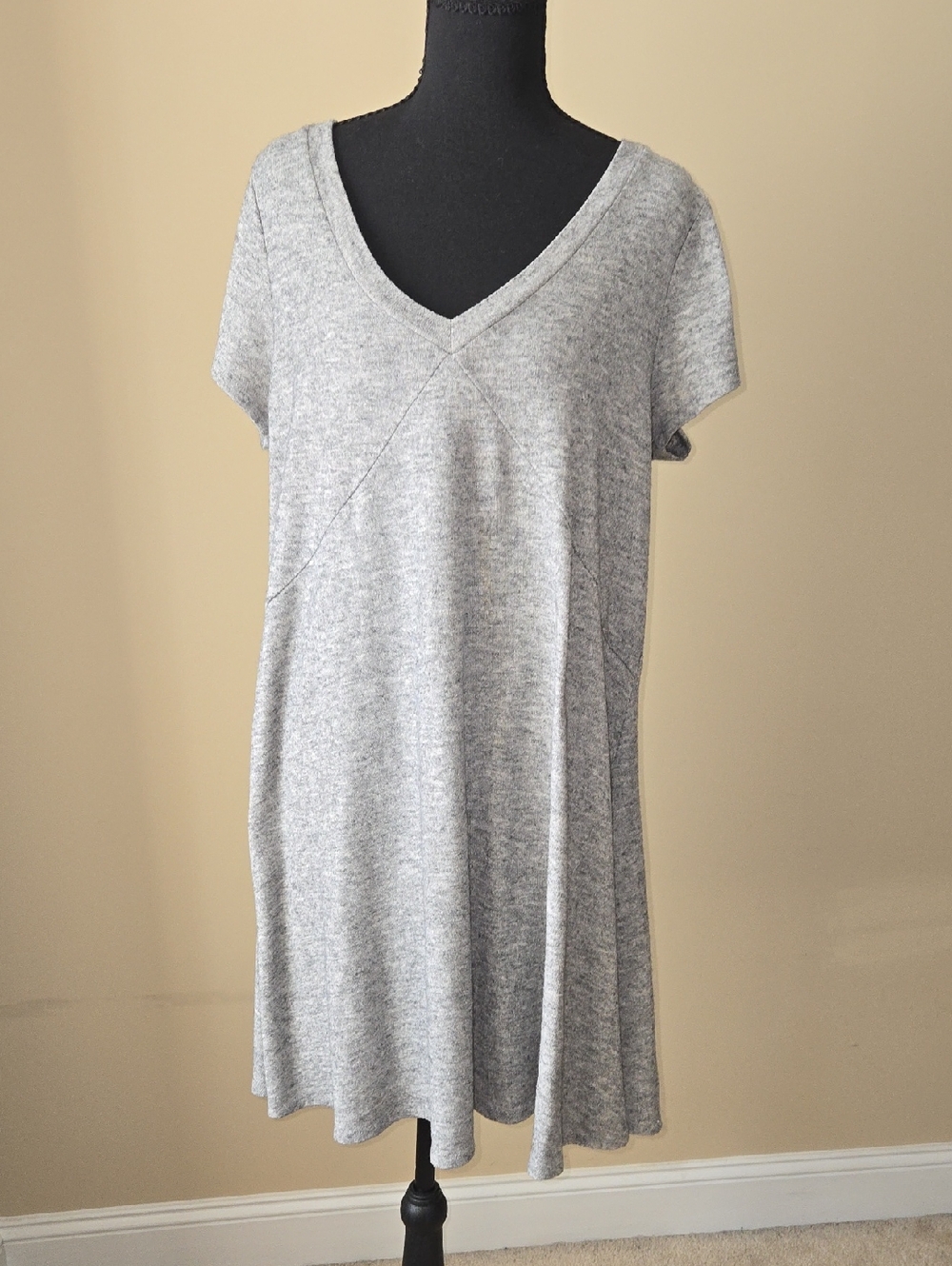 torrid Light Gray V-Neck Short Sleeve Mini Dress